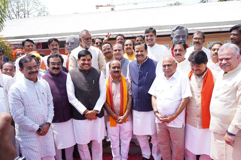 भाजपा उम्मीदवार महेश केवट भाजपा कार्यालय में पार्टी पदाधिकारियों के साथ भाजपा उम्मीदवार महेश केवट भाजपा कार्यालय में पार्टी पदाधिकारियों के साथ