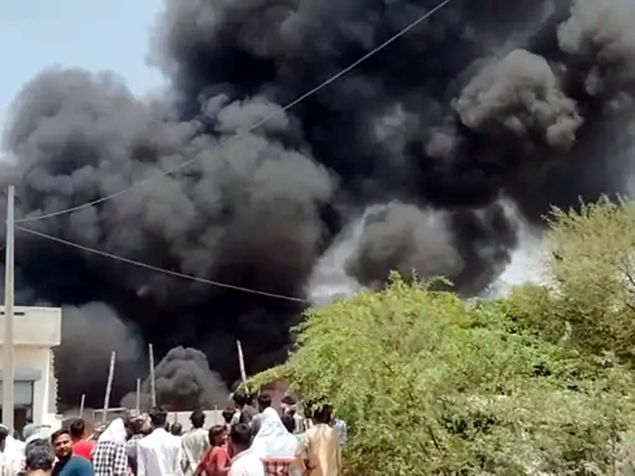 आग लगने से उठा धुंए का गुबार।
