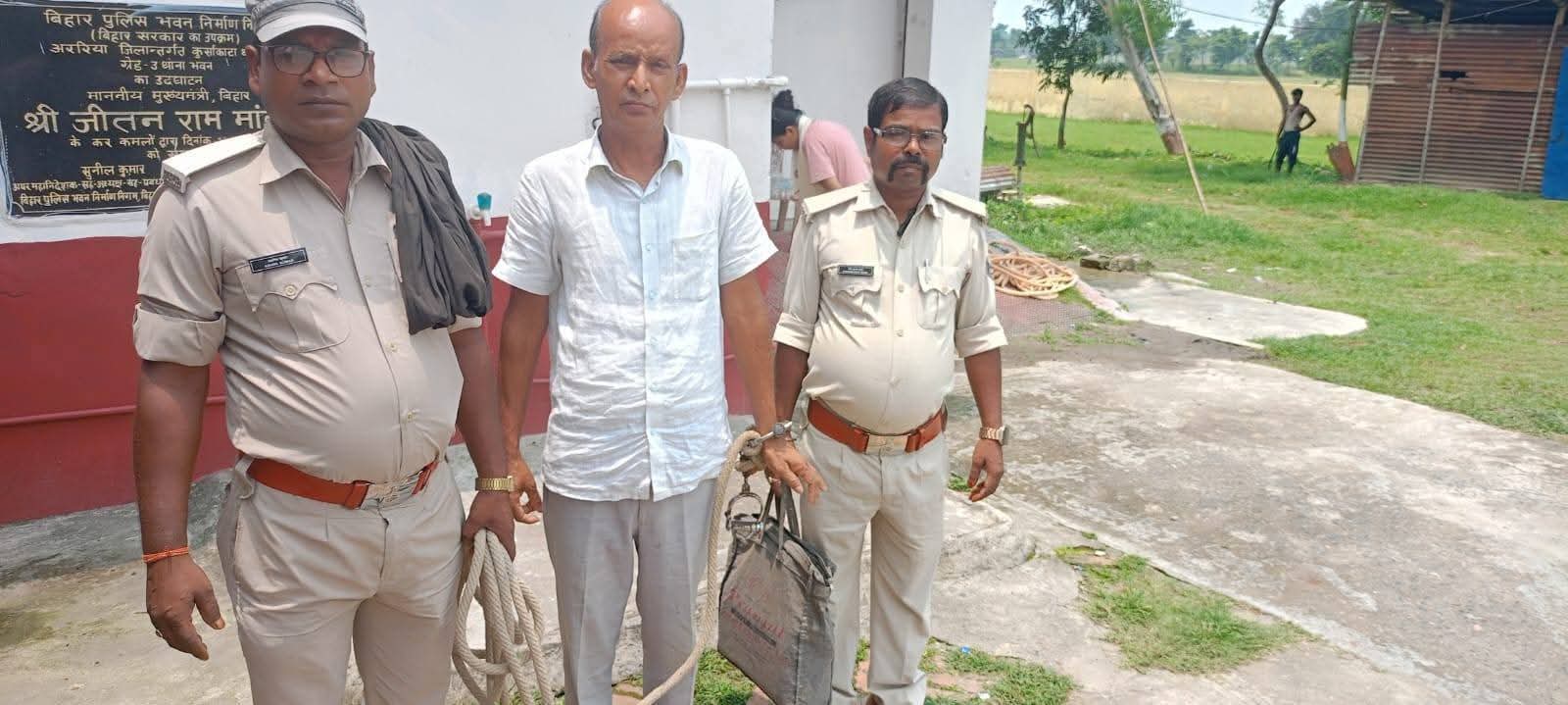 अररिया फोटो:हिरासत मैनुखिया