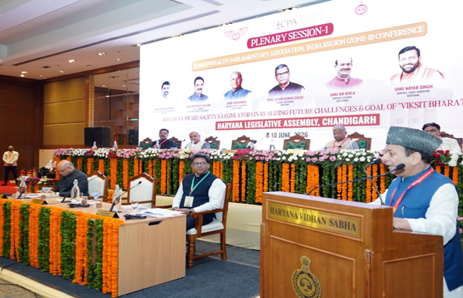 जम्मू कश्मीर विधानसभा के अध्यक्ष अब्दुल रहीम राथर सम्मेलन को संबोधित करते हुए