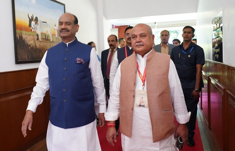 लोकसभा अध्यक्ष ओम विरला के साथ हरियाणा विधानसभा के पुस्तकालय का भ्रमण करते हुए मप्र विधानसभा अध्यक्ष तोमर