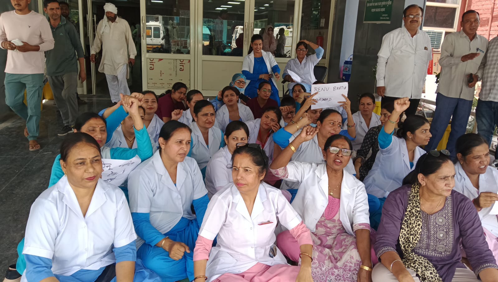 नागरिक अस्पताल में हड़ताल पर बैठे नर्सिंग कर्मचारी।