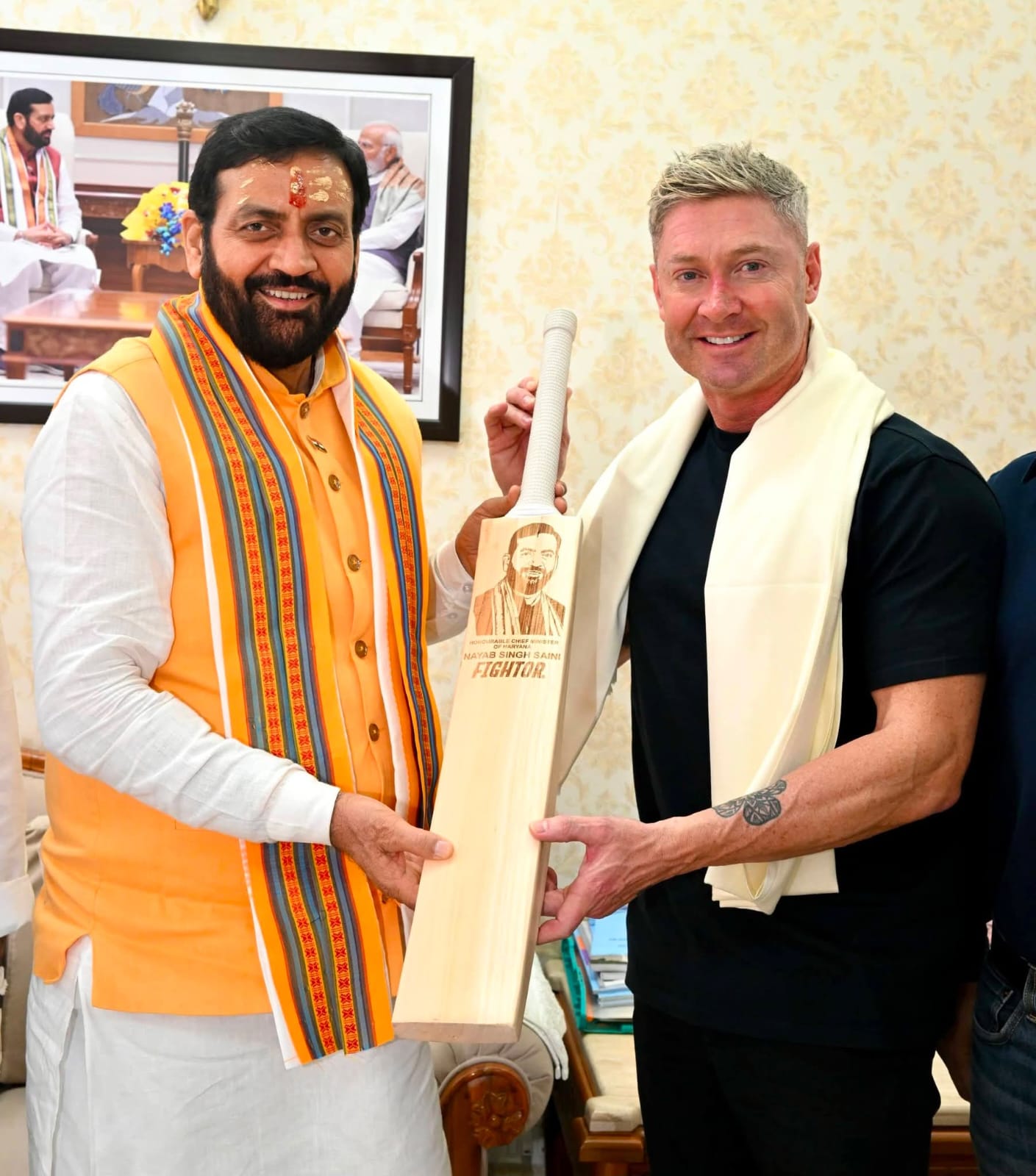 आस्ट्रेलियाई क्रिकेटर माइकल क्लार्क मुख्यमंत्री नायब सैनी काे बल्ला भेंट करते हुए
