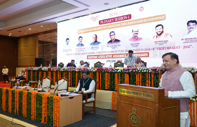 उत्तर प्रदेश विधानसभा के अध्यक्ष सतीश महाना सीपीए सम्मेलन को संबाेधित करते हुए
