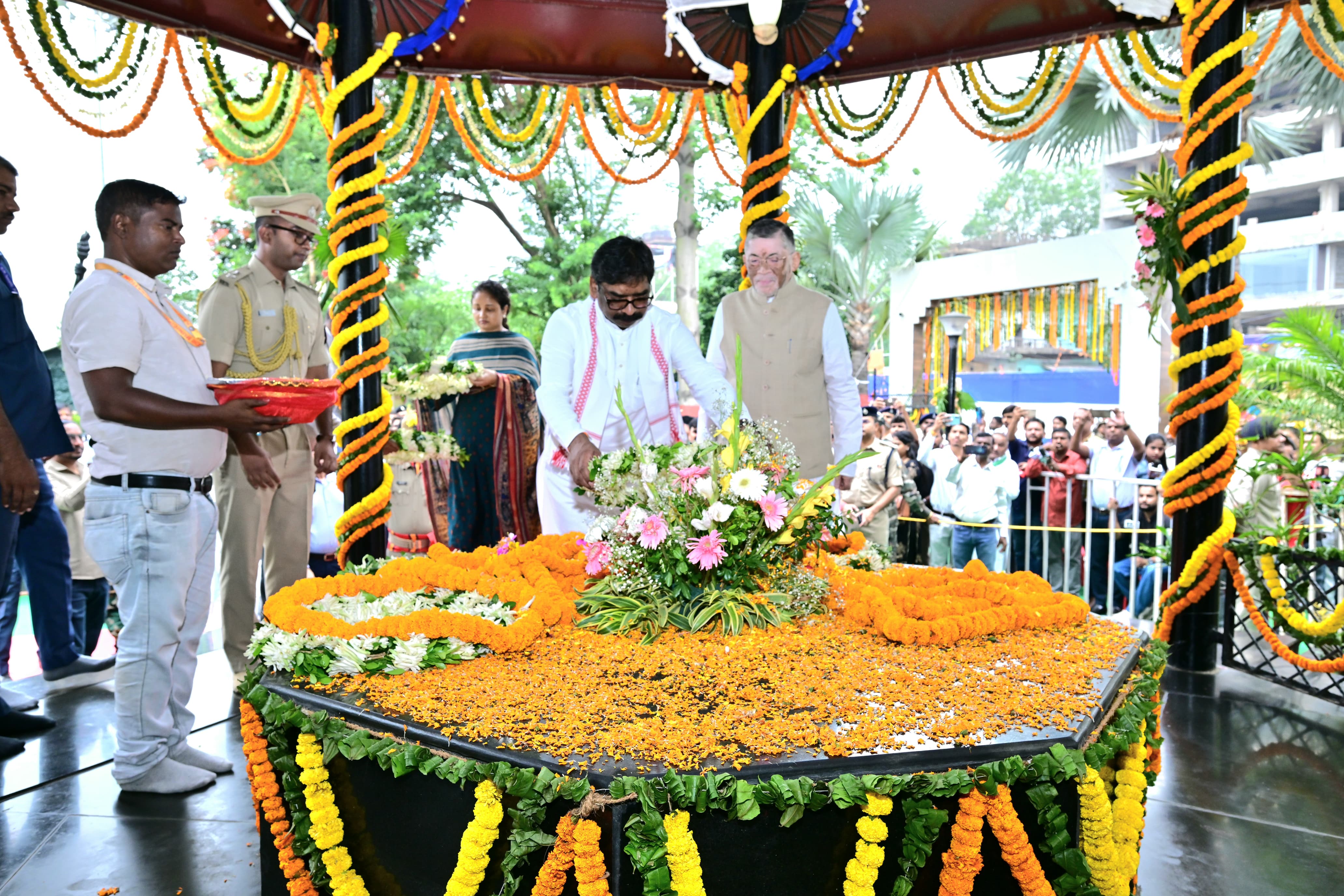 मुख्यमंत्री श्रद्धांजलि देते हुए