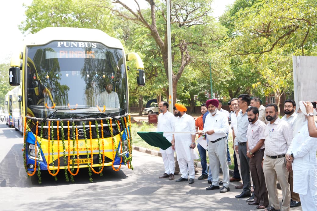पंजाब के परिवहन मंत्री दिल्ली हवाई अड्डे के लिए बस काे रवाना करते हुए