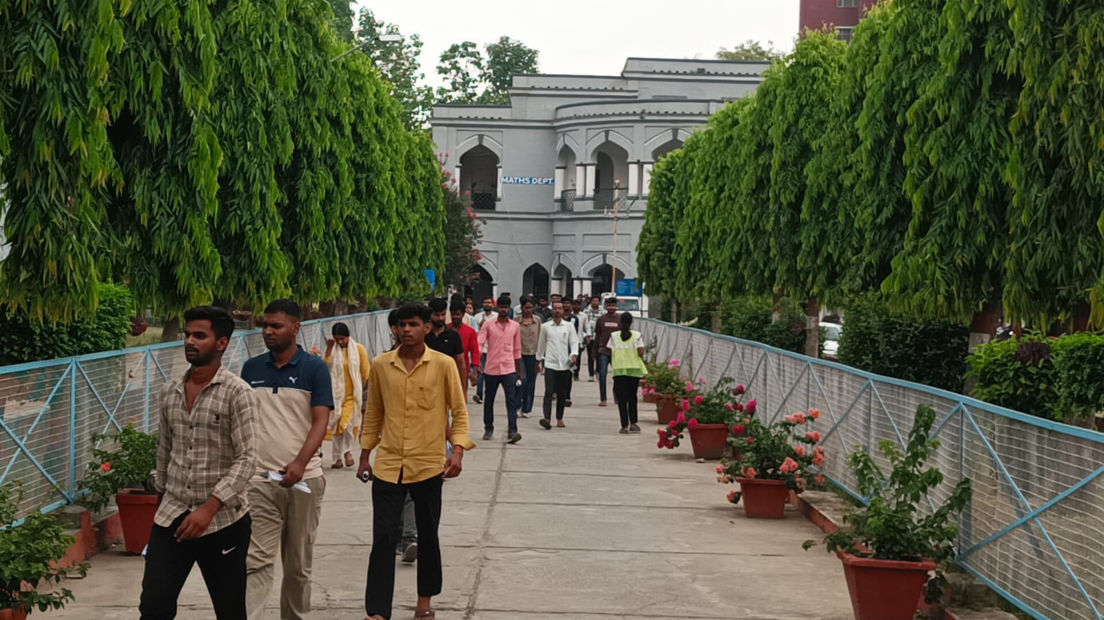 पहले दिन 10,691, दूसरे दिन 10,230 ने छोड़ी परीक्षा; प्रशासन सख्त, सुरक्षा चाक-चौबंद* पहले दिन 10,691, दूसरे दिन 10,230 ने छोड़ी परीक्षा; प्रशासन सख्त, सुरक्षा चाक-चौबंद*