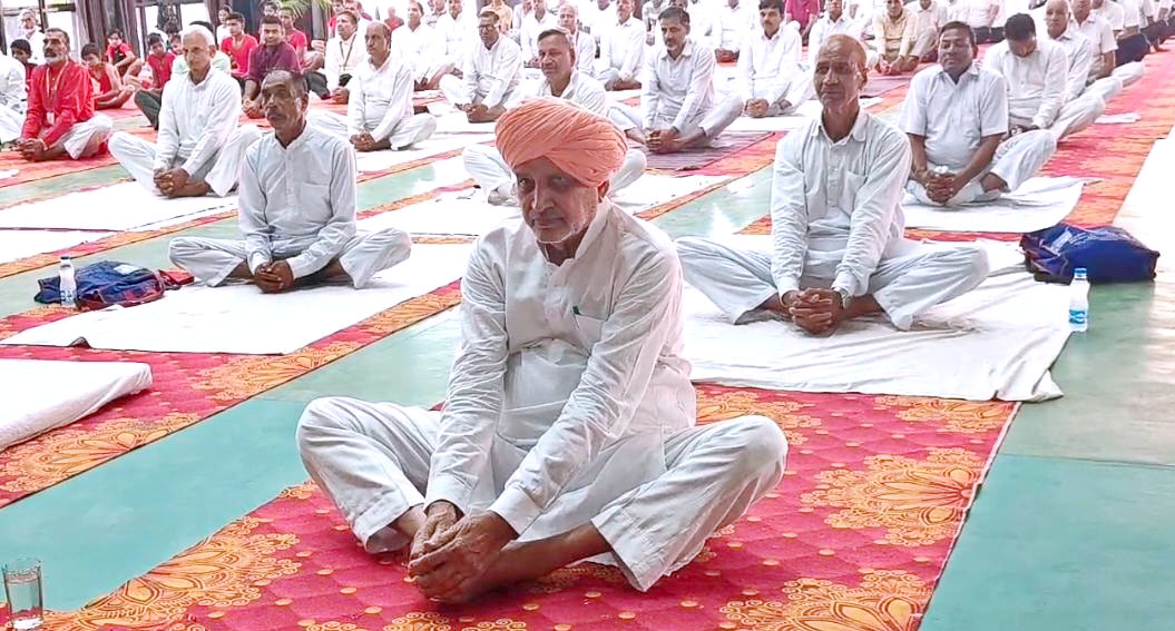 शिविर में योग करते हुए कृषि मंत्री श्याम सिंह राणा।