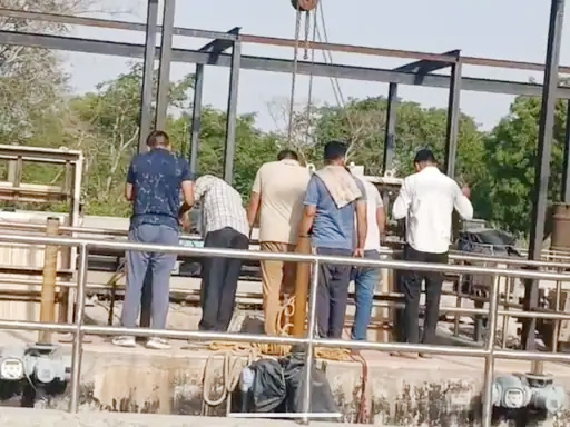 घटना के बाद मौके पर जांच करते अधिकारीगण घटना के बाद मौके पर जांच करते अधिकारीगण
