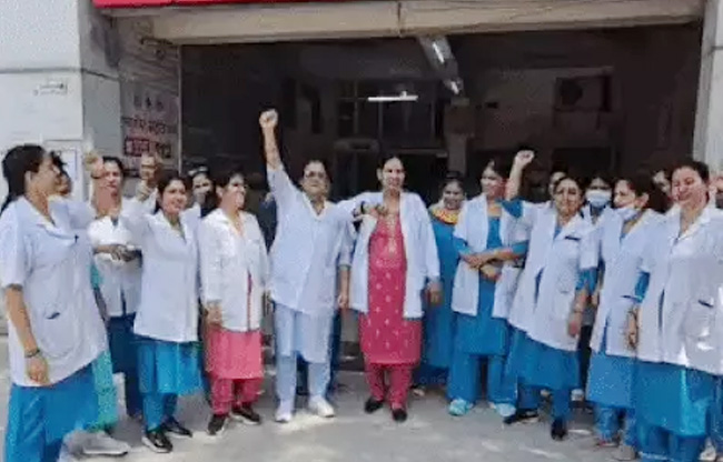 सोनीपत: विरोधा प्रदर्शन करते हुए नर्सिंग स्टाफ सोनीपत: विरोधा प्रदर्शन करते हुए नर्सिंग स्टाफ