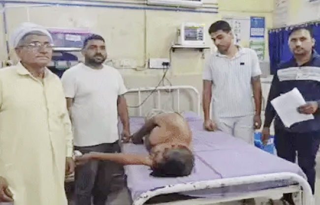 सोनीपत: अस्पताल में घायल राजेश चौकीदार सोनीपत: अस्पताल में घायल राजेश चौकीदार