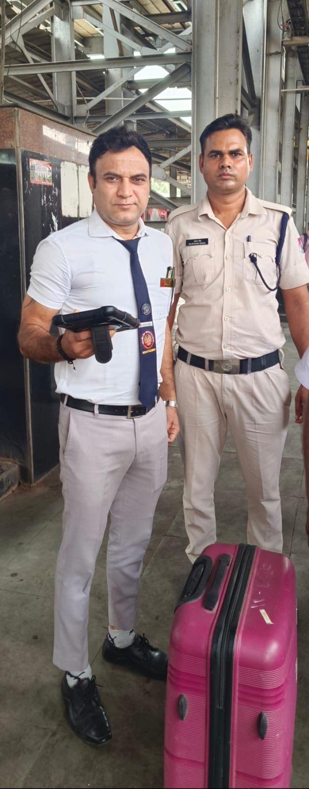खोया सामान लौटाते हुए आरपीएफ