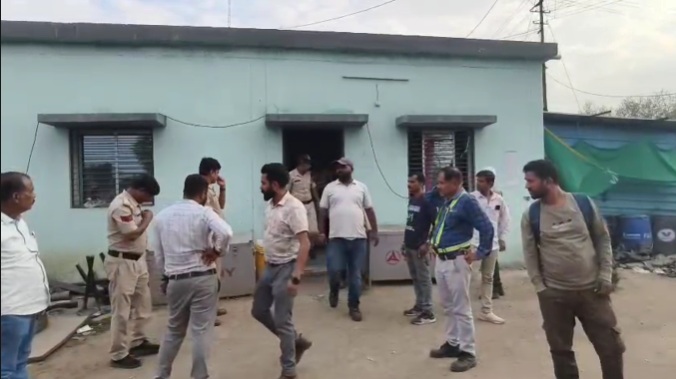 कार्यालय के बाहर भीड