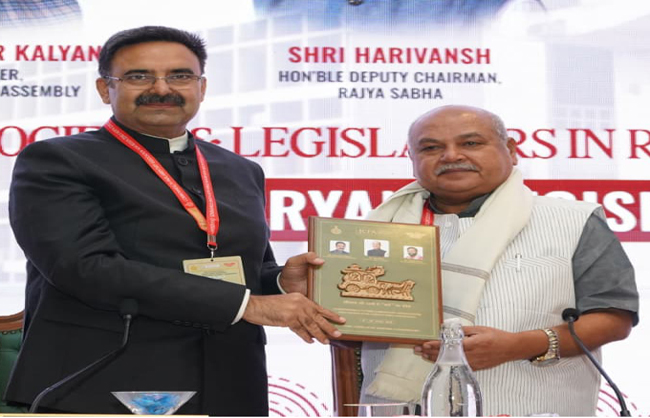 मध्य प्रदेश विधानसभा के अध्यक्ष नरेंद्र तोमर को सम्मानित करते विधानसभा स्पीकर