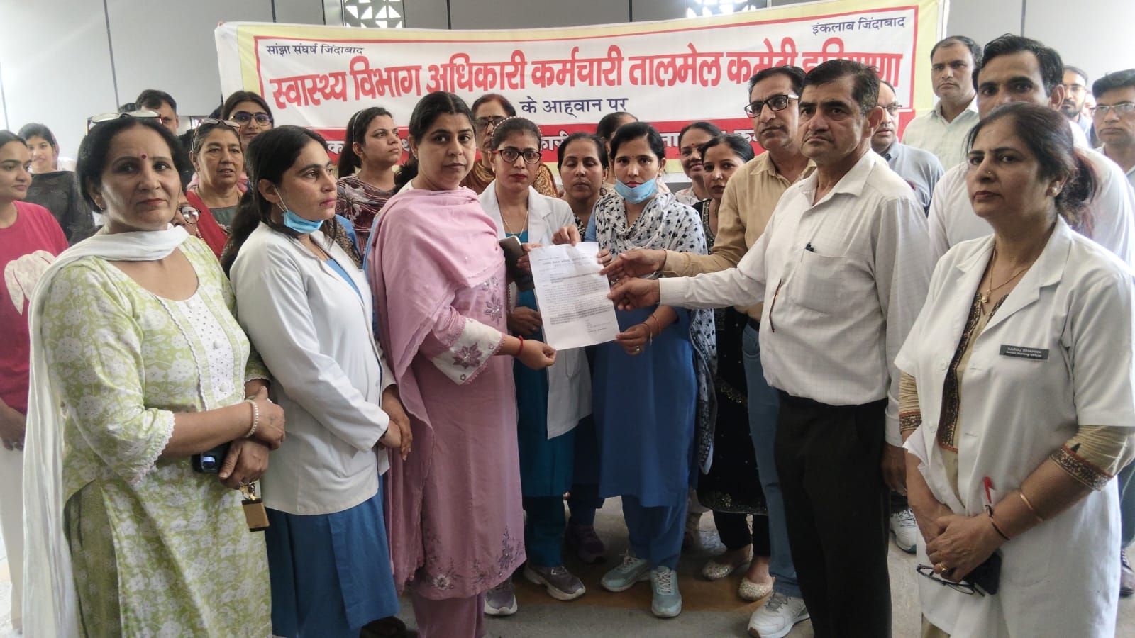 मांगों को लेकर ज्ञापन सौंपते हुए नर्सिंग ऑफसिर। मांगों को लेकर ज्ञापन सौंपते हुए नर्सिंग ऑफसिर।