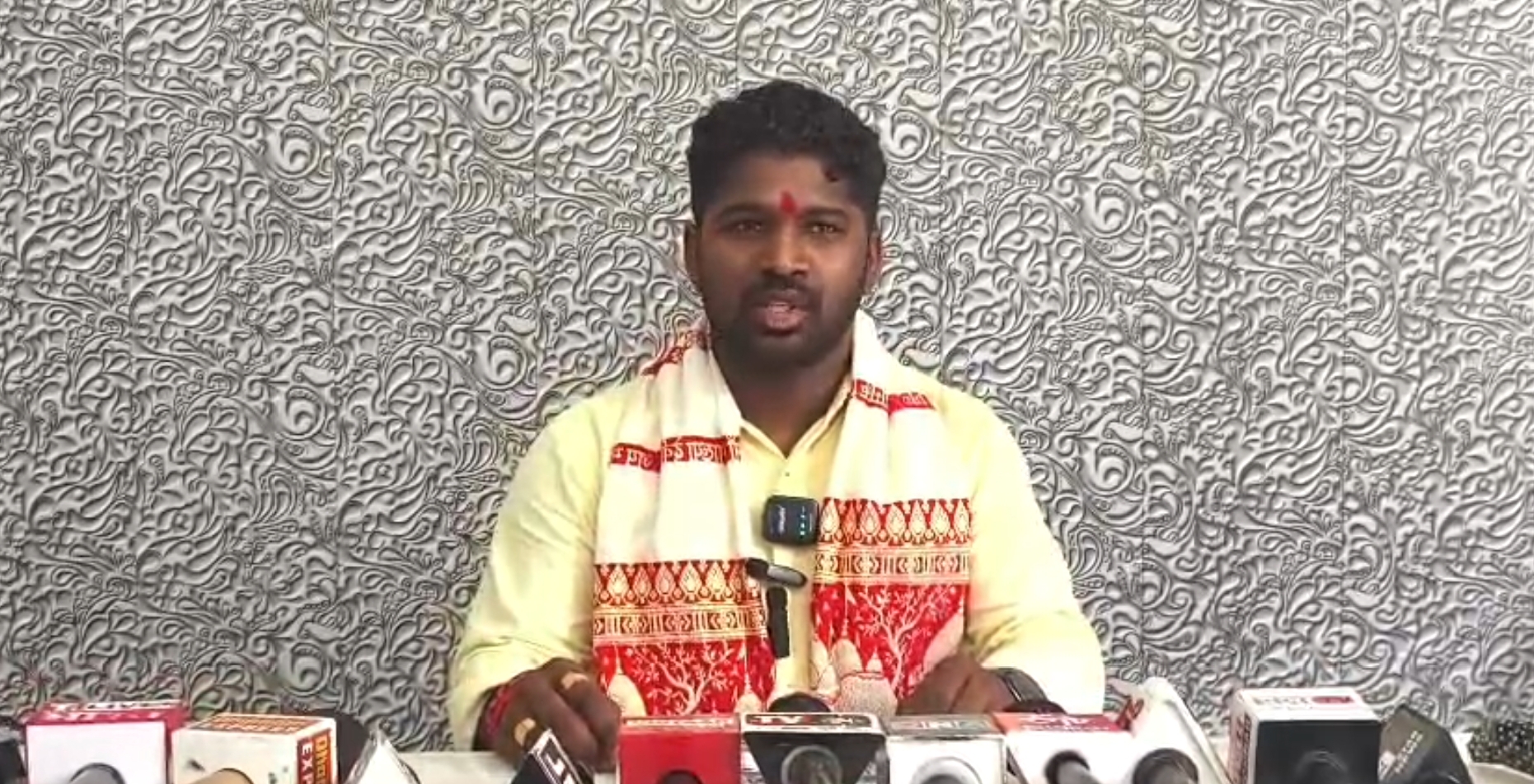 आयोजन की जानकारी देते हुए खूबलाल ध्रुव। आयोजन की जानकारी देते हुए खूबलाल ध्रुव।
