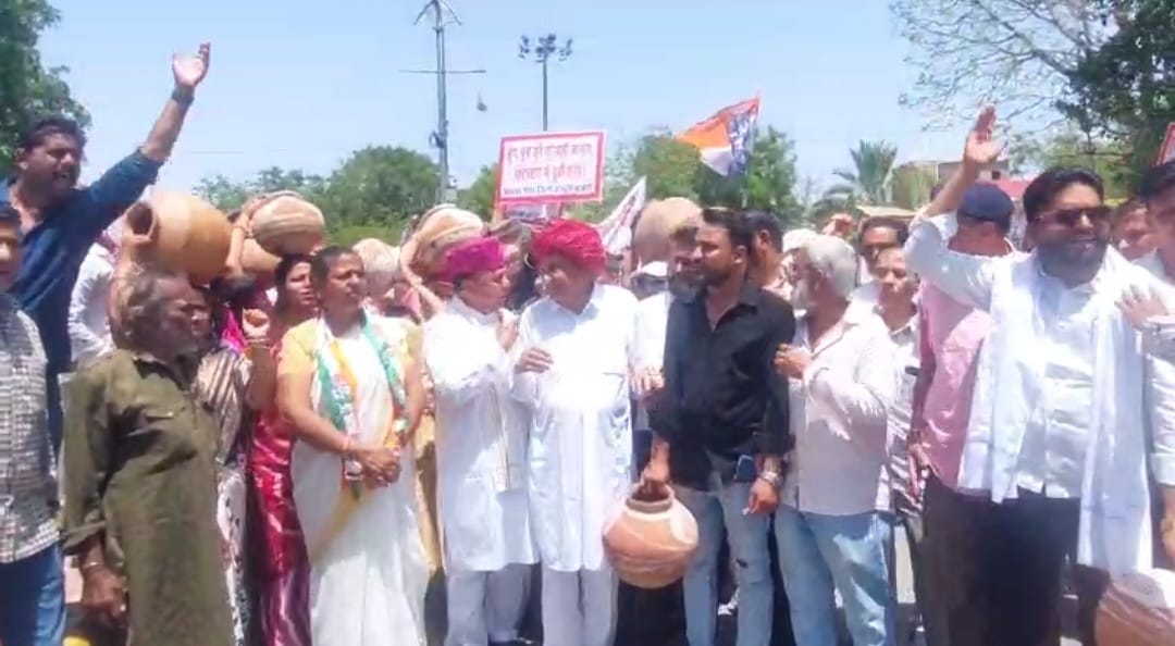 Congress surrounded the water supply department in Ajmer over the poor drinking water supply and broke pots.