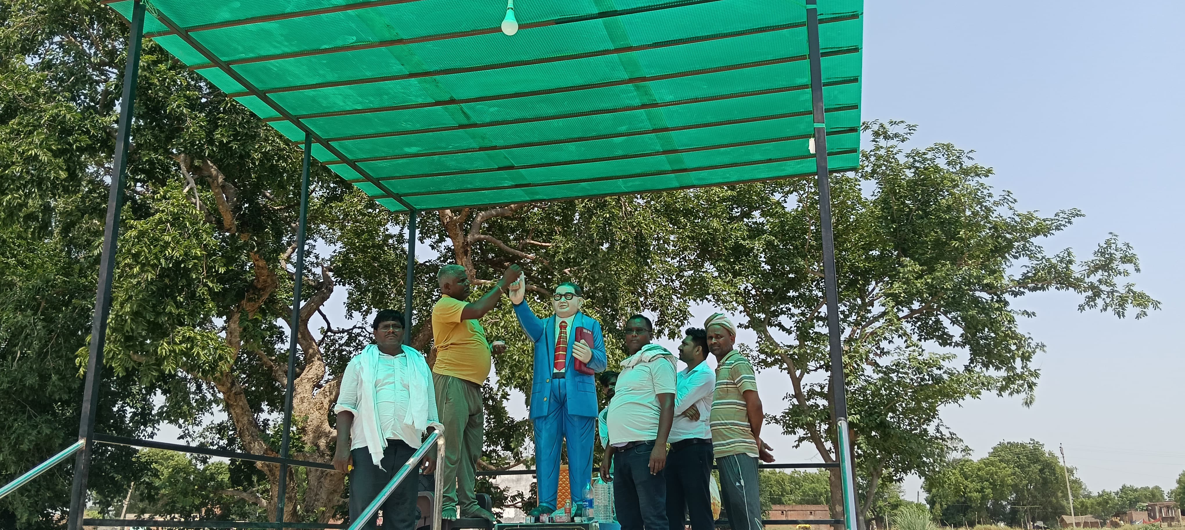 टूटी प्रतिमा ठीक करते हुए राजगीर