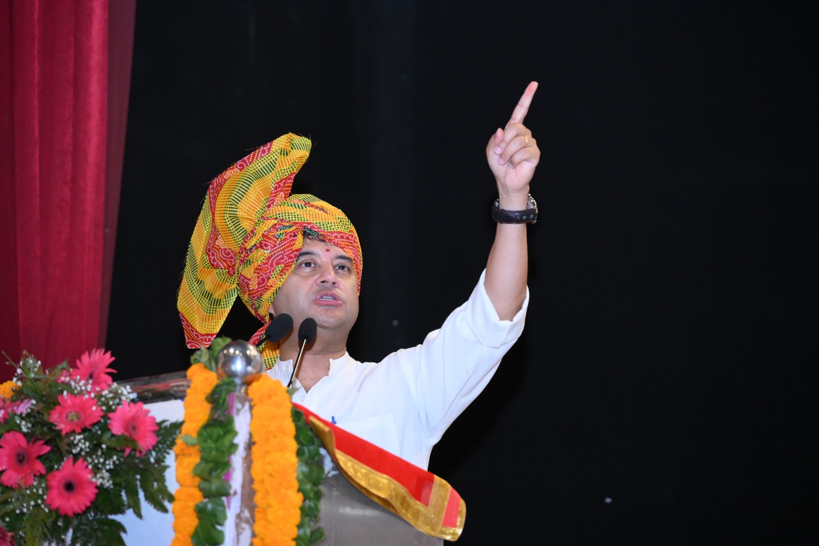 9 आरटीकेः 3 रोहतक स्थित वैश्य कॉलेज के सभागार में कार्यक्रम को संबोधित करते मंत्री ज्योतिरादित्य एम.सिंधिया। 9 आरटीकेः 3 रोहतक स्थित वैश्य कॉलेज के सभागार में कार्यक्रम को संबोधित करते मंत्री ज्योतिरादित्य एम.सिंधिया।