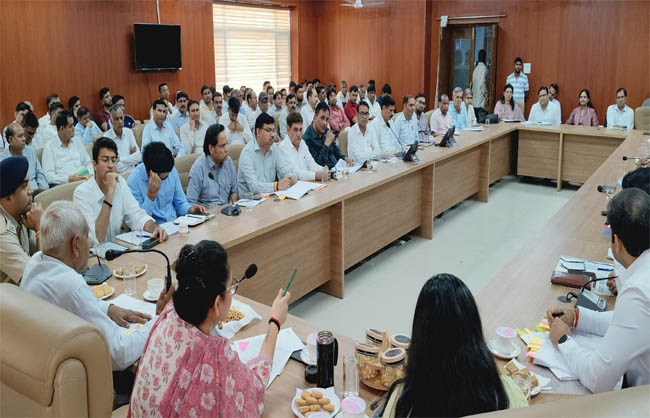 अधिकारियों की बैठक लेतीं स्वास्थ्य मंत्री आरती सिंह राव। अधिकारियों की बैठक लेतीं स्वास्थ्य मंत्री आरती सिंह राव।