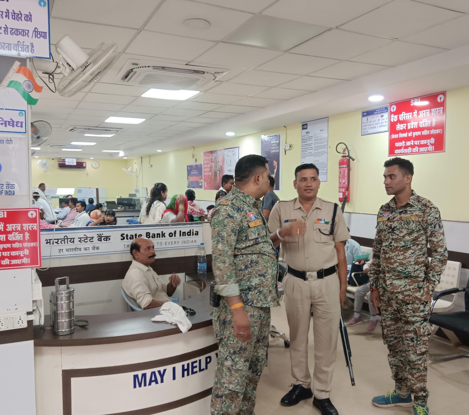 बैंक की सुरक्षा जांच करती हुई धमतरी पुलिस। बैंक की सुरक्षा जांच करती हुई धमतरी पुलिस।