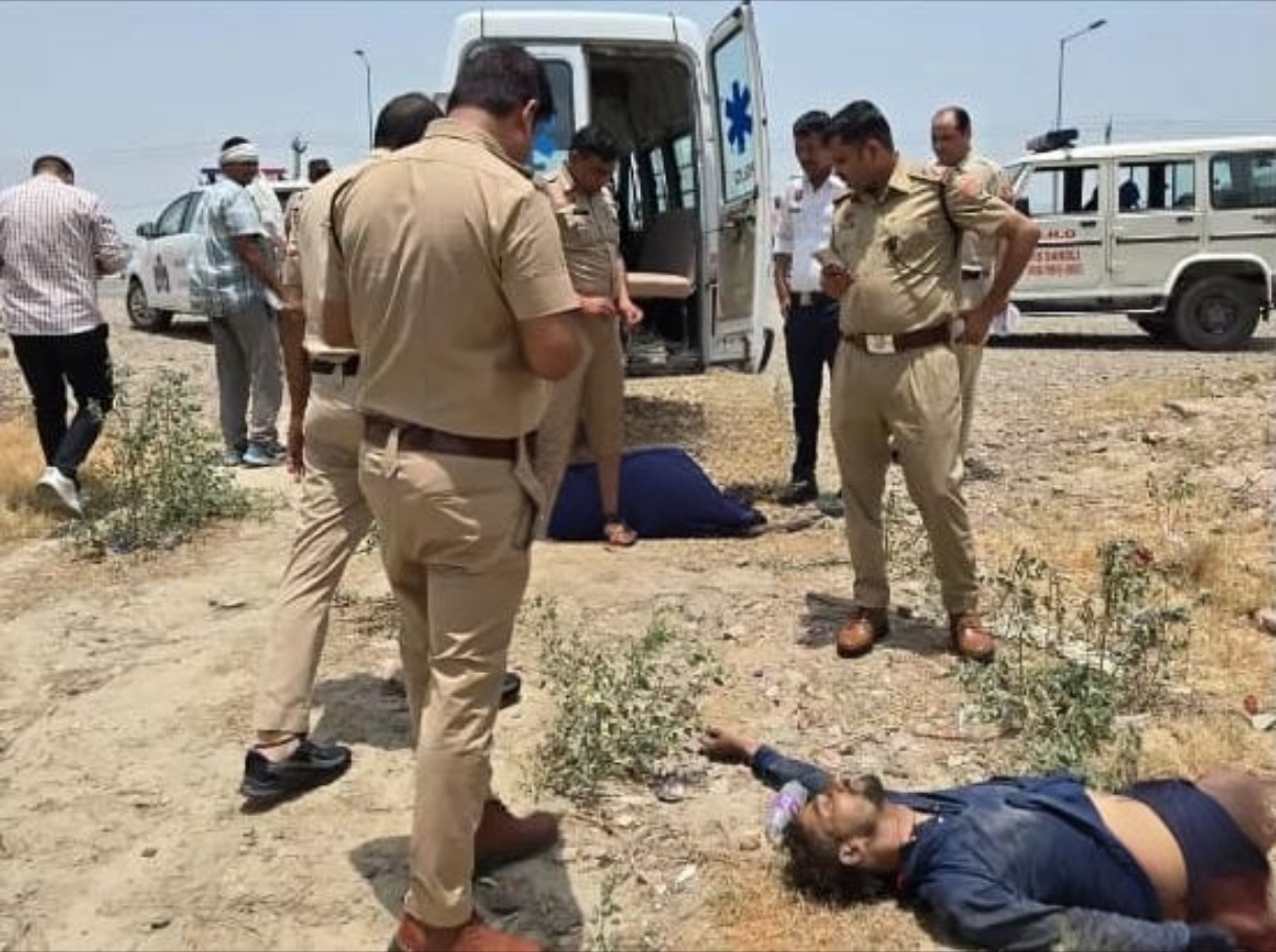 घटनास्थल पर शव की जांच में जुटी पुलिस व फोरेंसिक जांच टीम