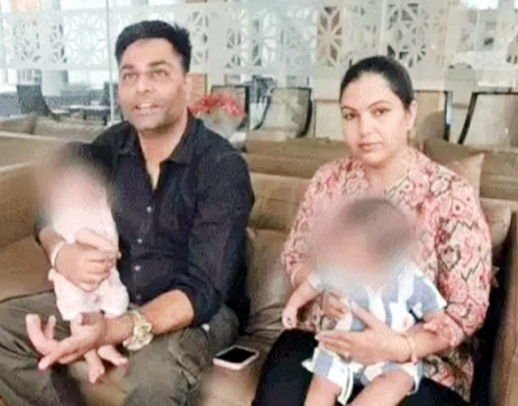 जुड़वां बच्चों के साथ दंपत्ति राहुल और मीनू राठौर।