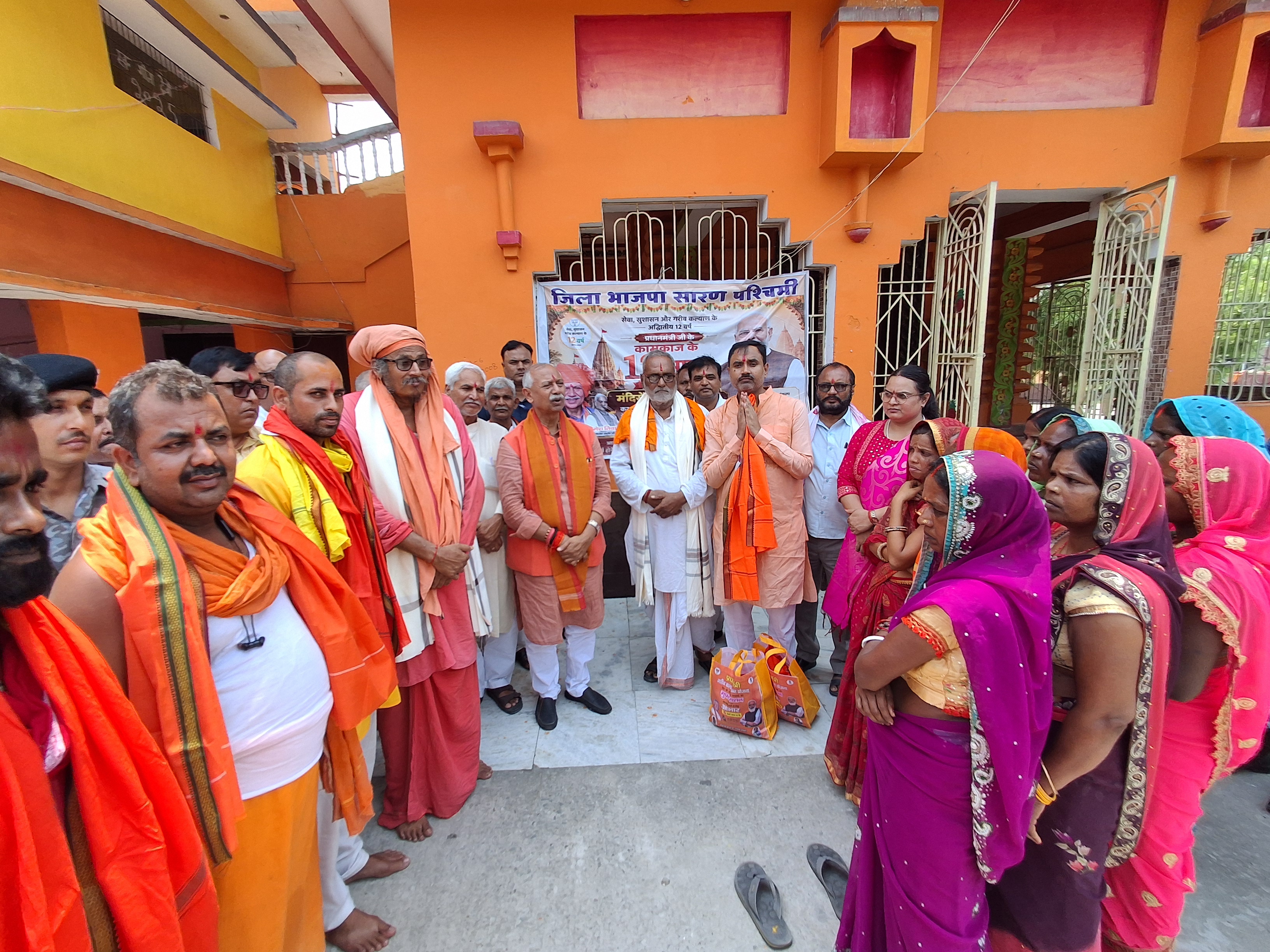 प्रधानमंत्री मोदी के 12 वर्ष के सफल कार्यकाल पर जलालपुर में विशेष पूजा-अर्चना प्रधानमंत्री मोदी के 12 वर्ष के सफल कार्यकाल पर जलालपुर में विशेष पूजा-अर्चना