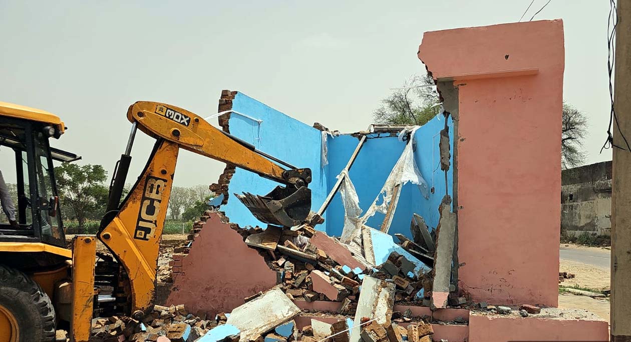 अवैध कॉलोनी में बने निर्माण कार्य को जेसीबी से ध्वस्त करते हुए।