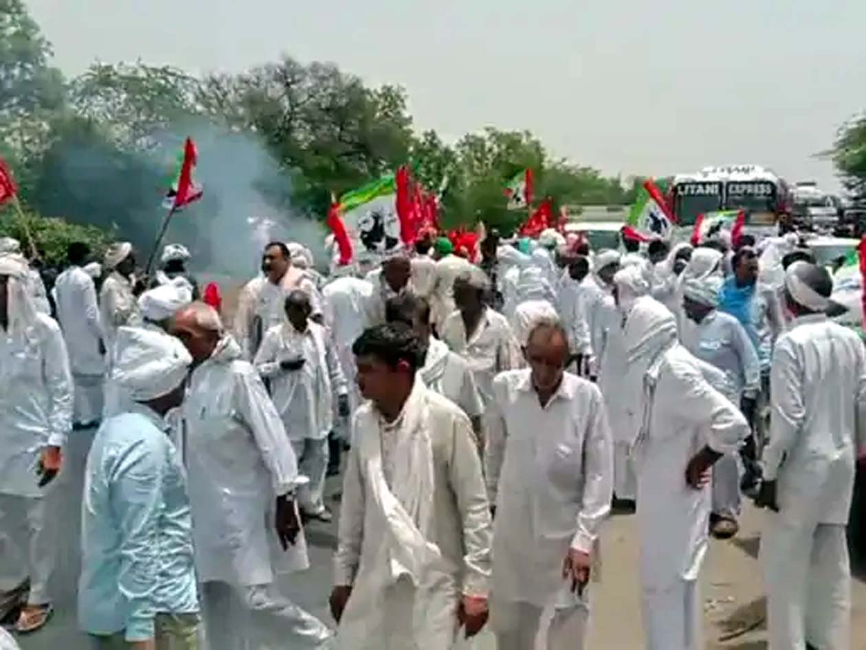 प्रदर्शन के दौरान सिंचाई मंत्री का पुतला फूंकते किसान।