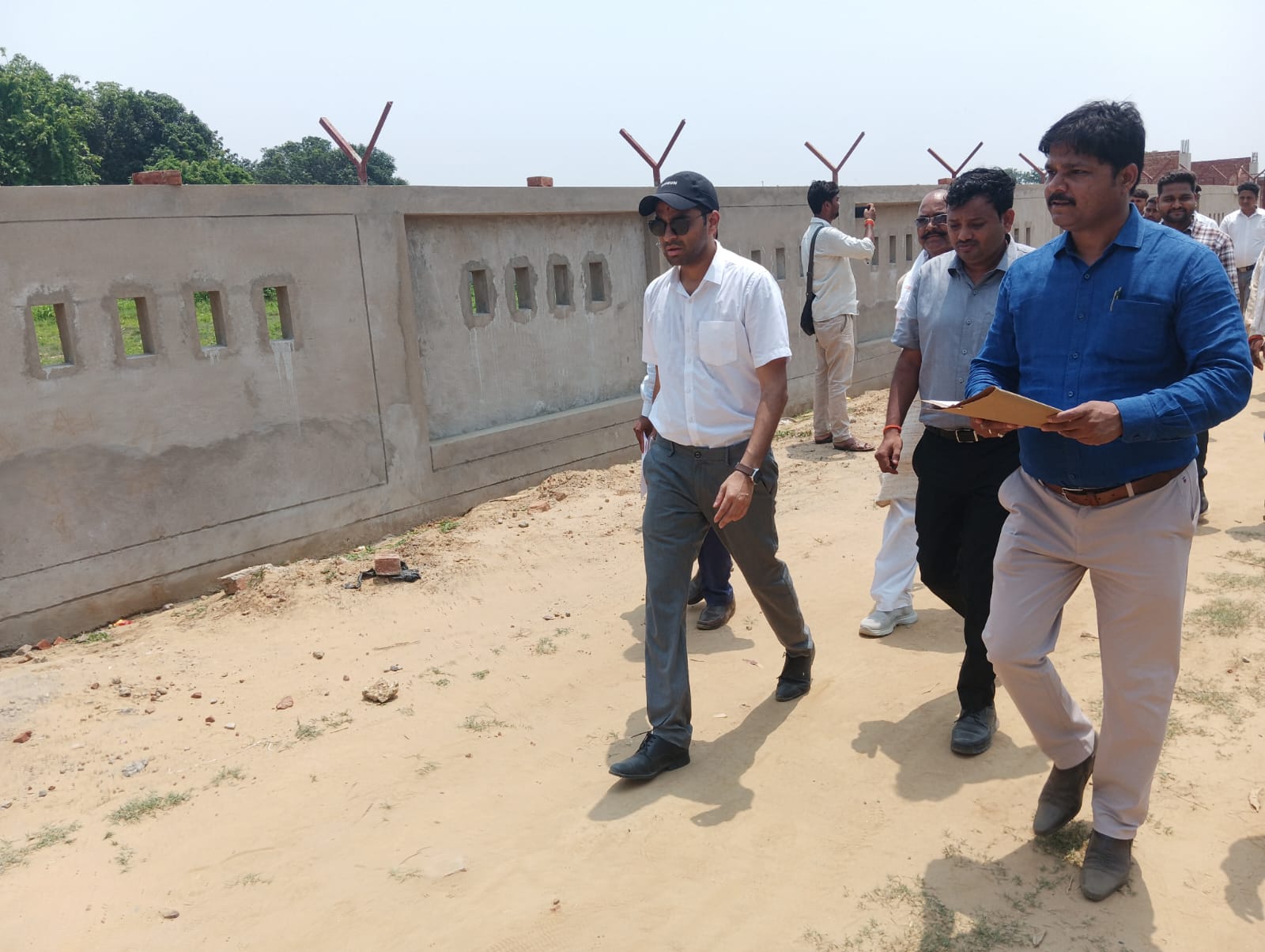 फोटो जिलाधिकारी का निरीक्षण करते फोटो जिलाधिकारी का निरीक्षण करते