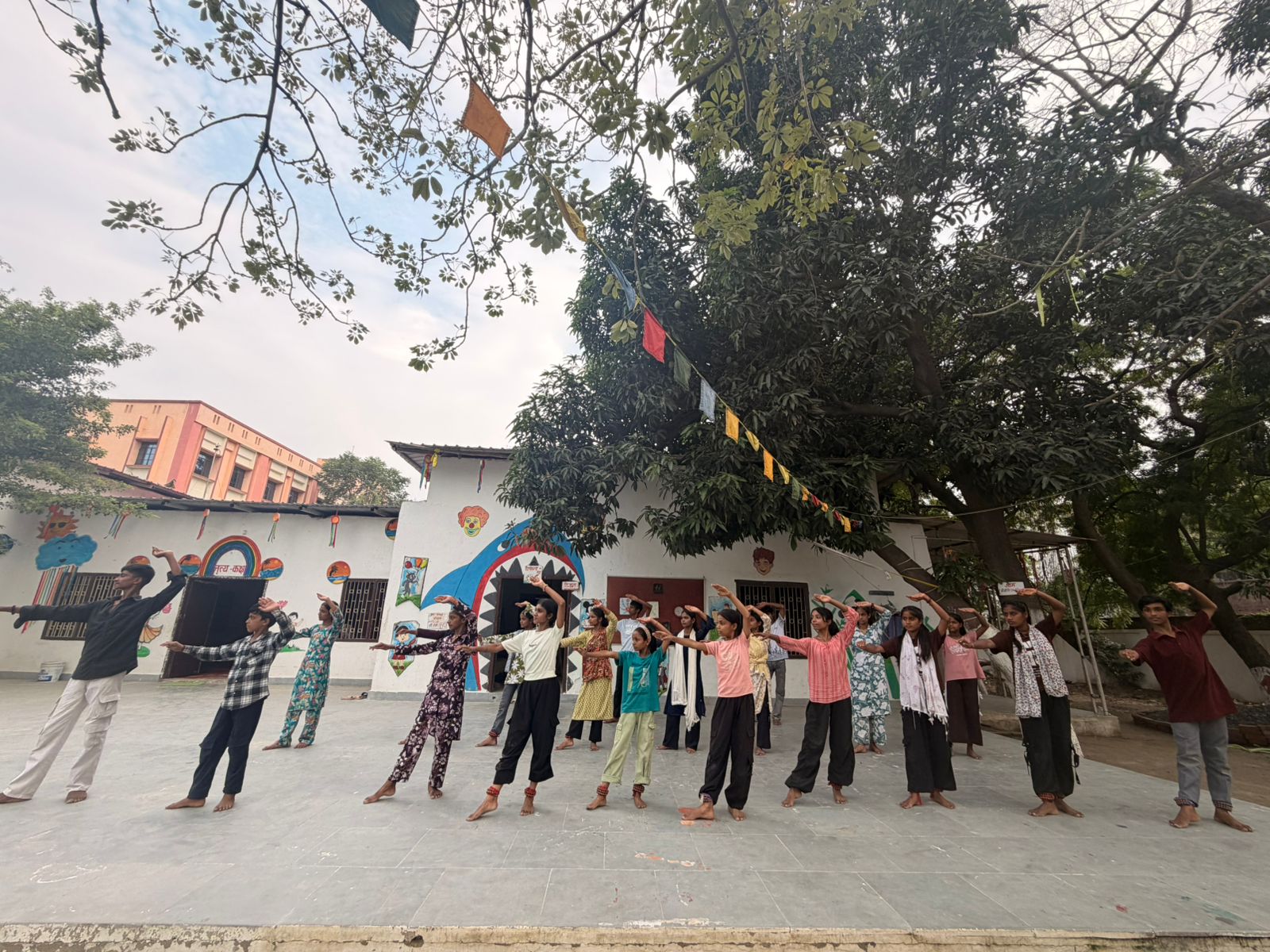 सारण के किलकारी शिविर में बच्चे सीख रहे हैं नृत्य की बारीकियाँ