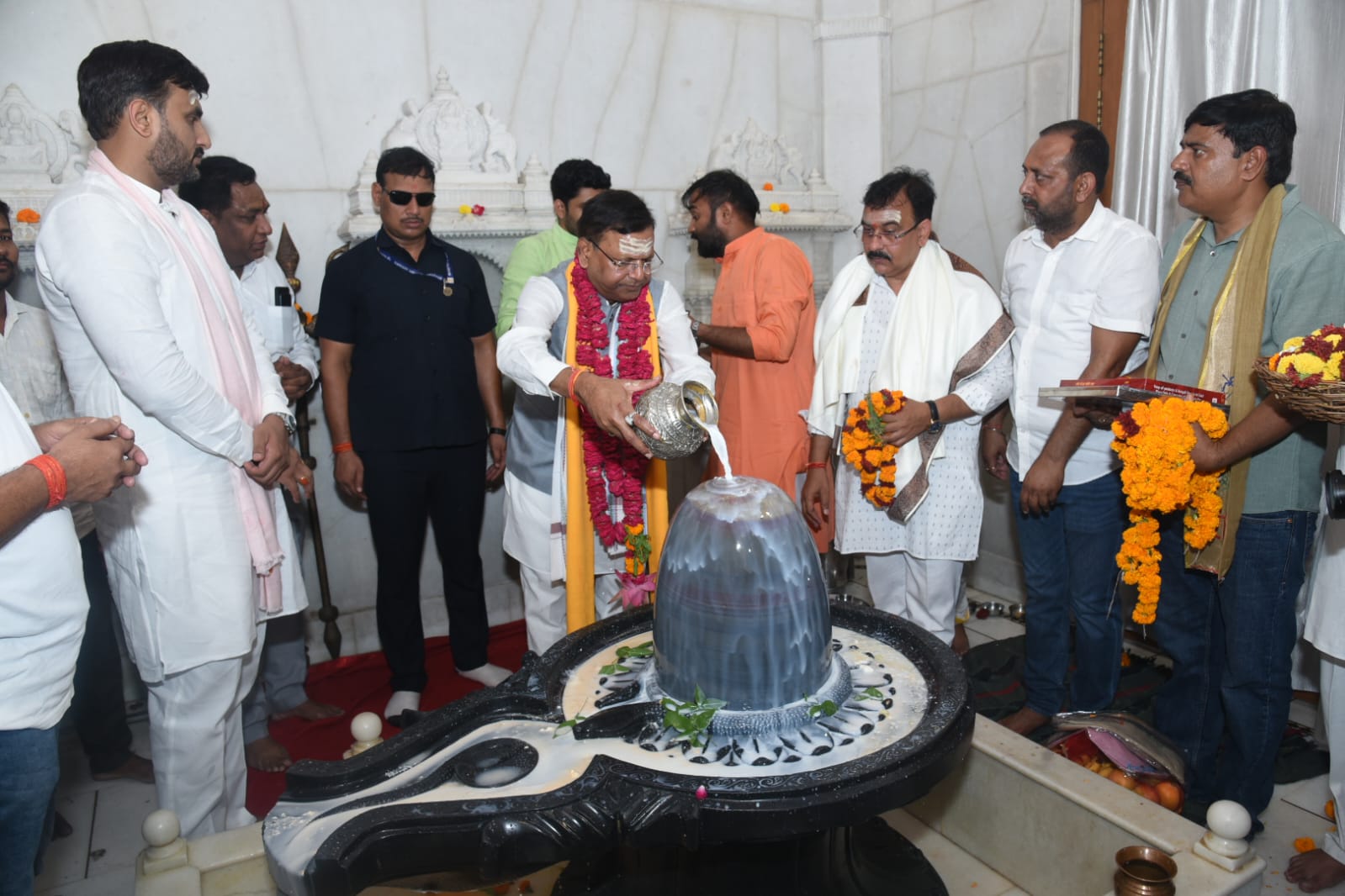 दुग्ध अभिषेक करते पंकज चौधरी