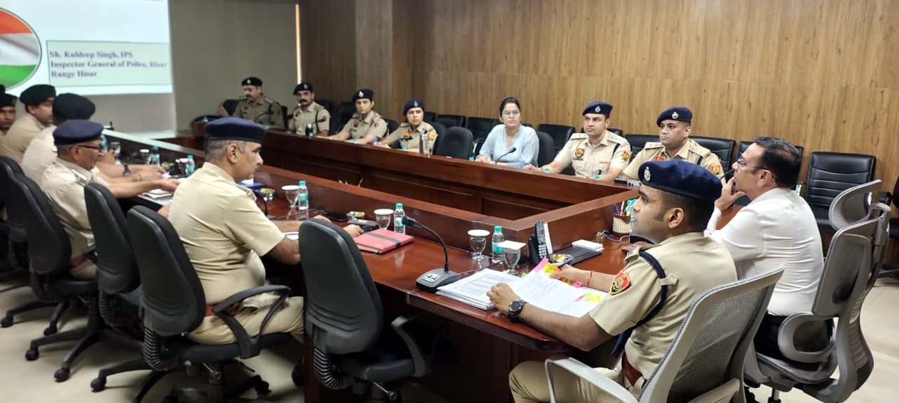 बैठक को संबोधित करते आईजी कुलदीप सिंह। बैठक को संबोधित करते आईजी कुलदीप सिंह।