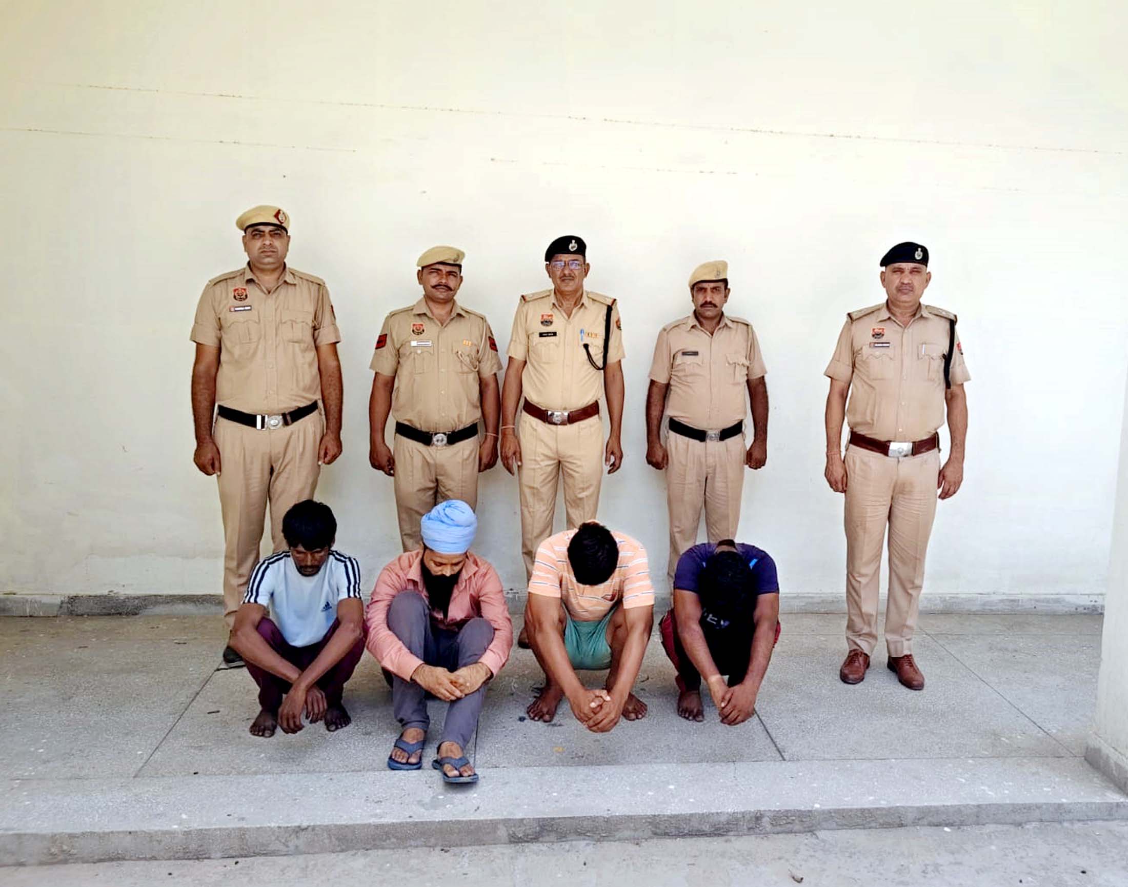 पुलिस गिरफ्त में हत्या के चारों आरोपित। पुलिस गिरफ्त में हत्या के चारों आरोपित।