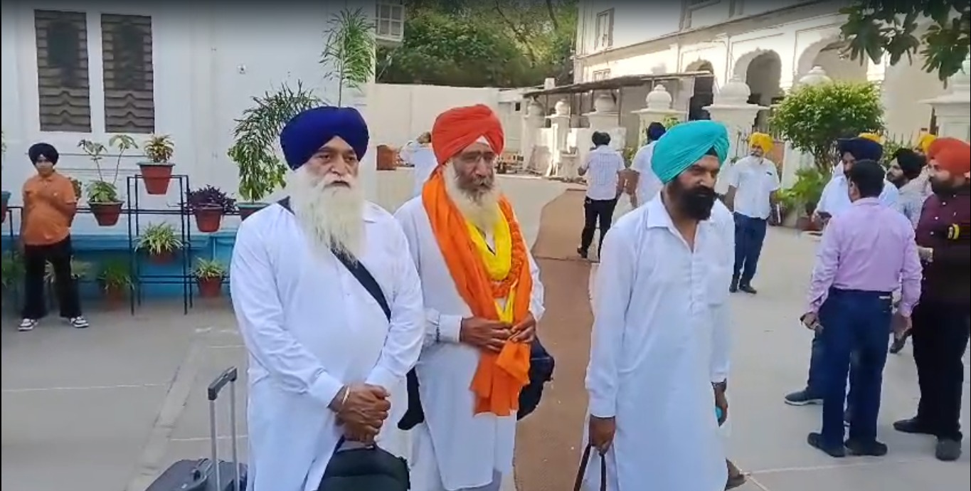 ਪਾਕਿਸਤਾਨ ਰਵਾਨਾ ਹੋਣ ਮੌਕੇ ਸ਼ਰਧਾਲੂ। ਪਾਕਿਸਤਾਨ ਰਵਾਨਾ ਹੋਣ ਮੌਕੇ ਸ਼ਰਧਾਲੂ।
