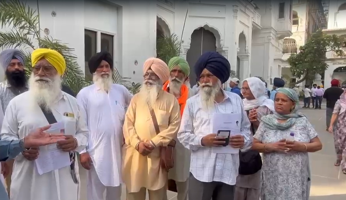 ਪਾਕਿਸਤਾਨ ਰਵਾਨਾ ਹੋਣ ਮੌਕੇ ਸ਼ਰਧਾਲੂ। ਪਾਕਿਸਤਾਨ ਰਵਾਨਾ ਹੋਣ ਮੌਕੇ ਸ਼ਰਧਾਲੂ।