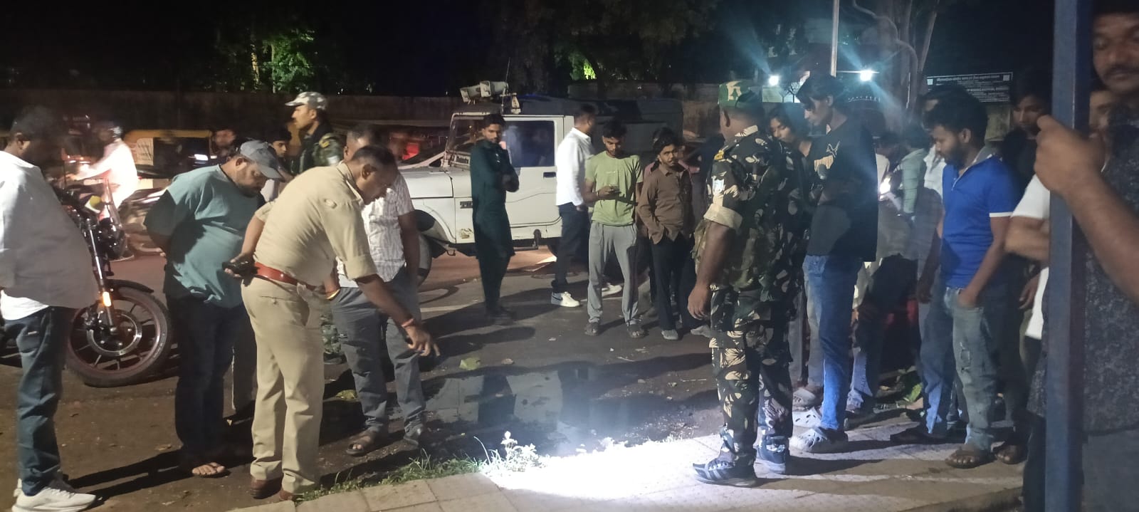 जांच करते पुलिसकर्मी जांच करते पुलिसकर्मी