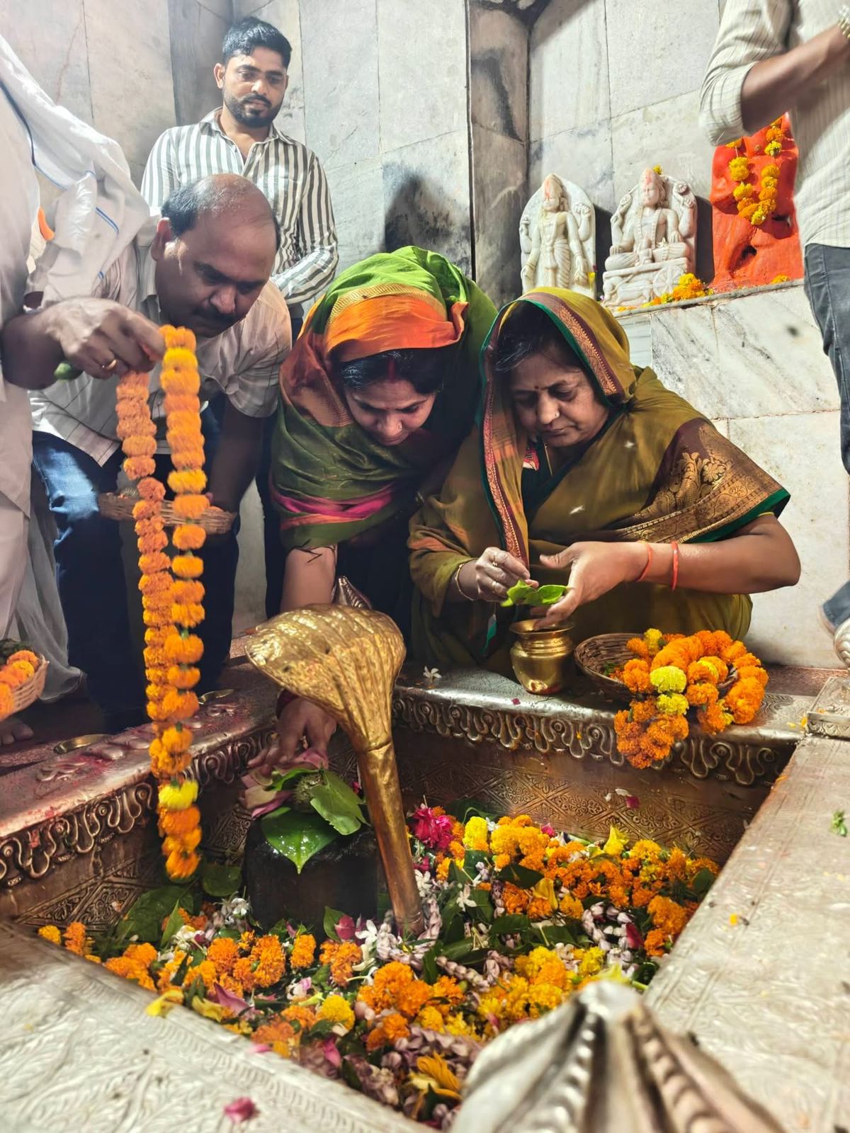 प्रधानमंत्री नरेंद्र मोदी के 12 वर्ष पूरे होने पर गौरी शंकर मंदिर में विशेष पूजा अर्चना करते हुए राज्य सभा सांसद सीमा द्विवेदी