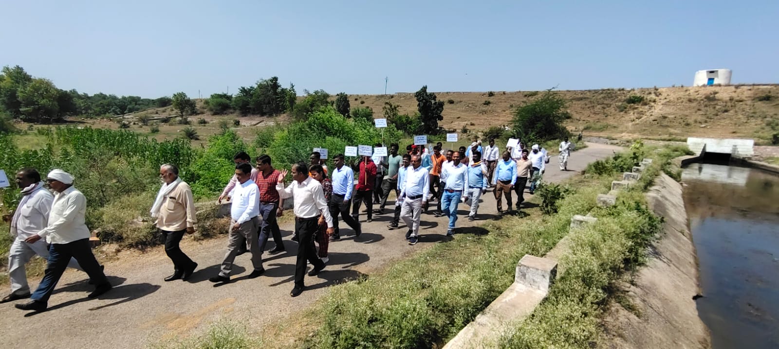 प्रगति पथ यात्रा में शामिल अधिकारी और किसान