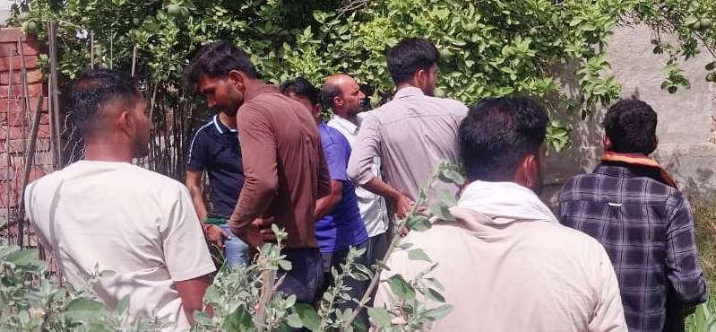 अवैध जल कनेक्शन काटते विभागीय टीम।