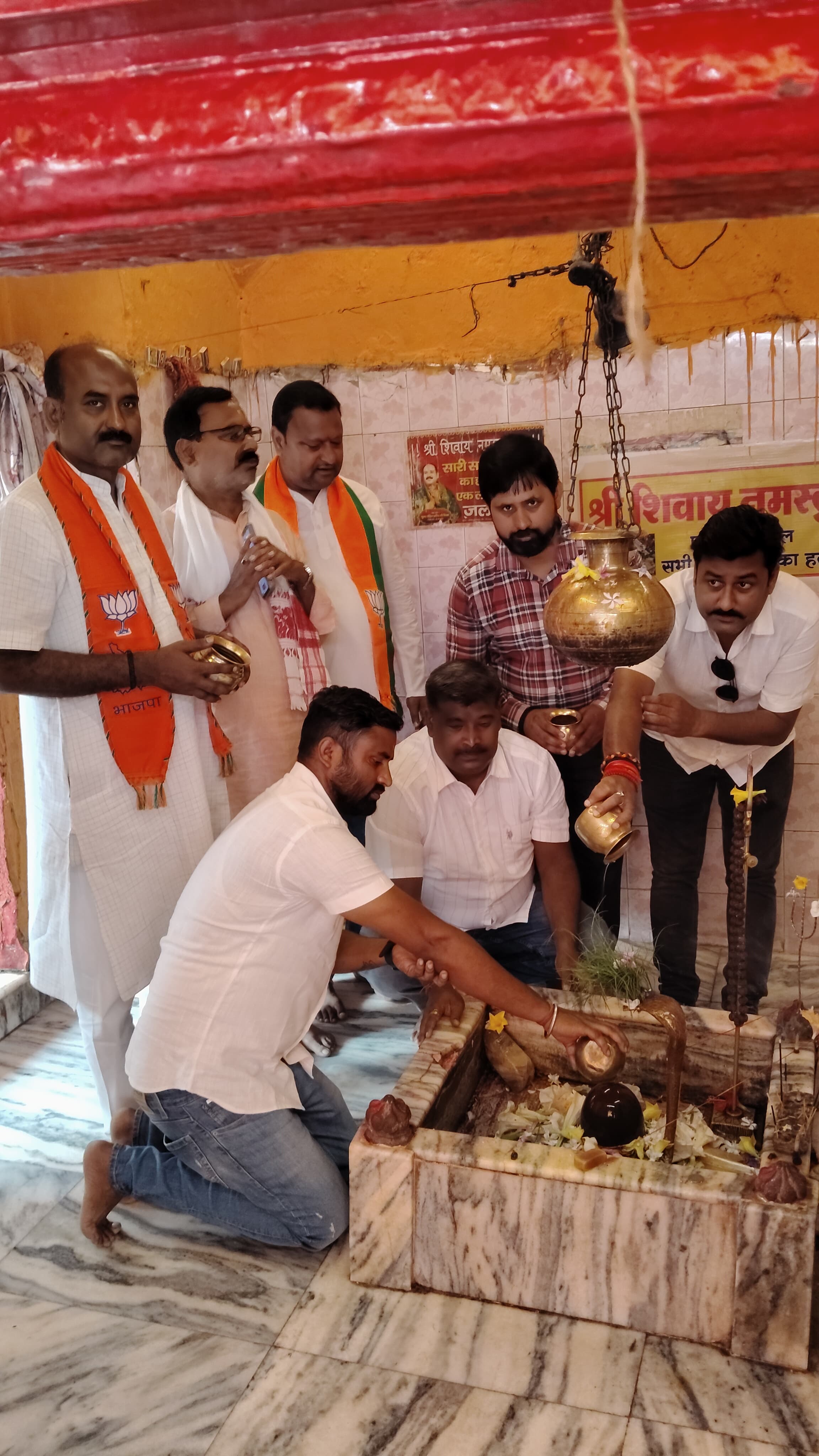 अररिया फोटो:शिवलिंग पर जलाभिषेक करते भाजपा नेता