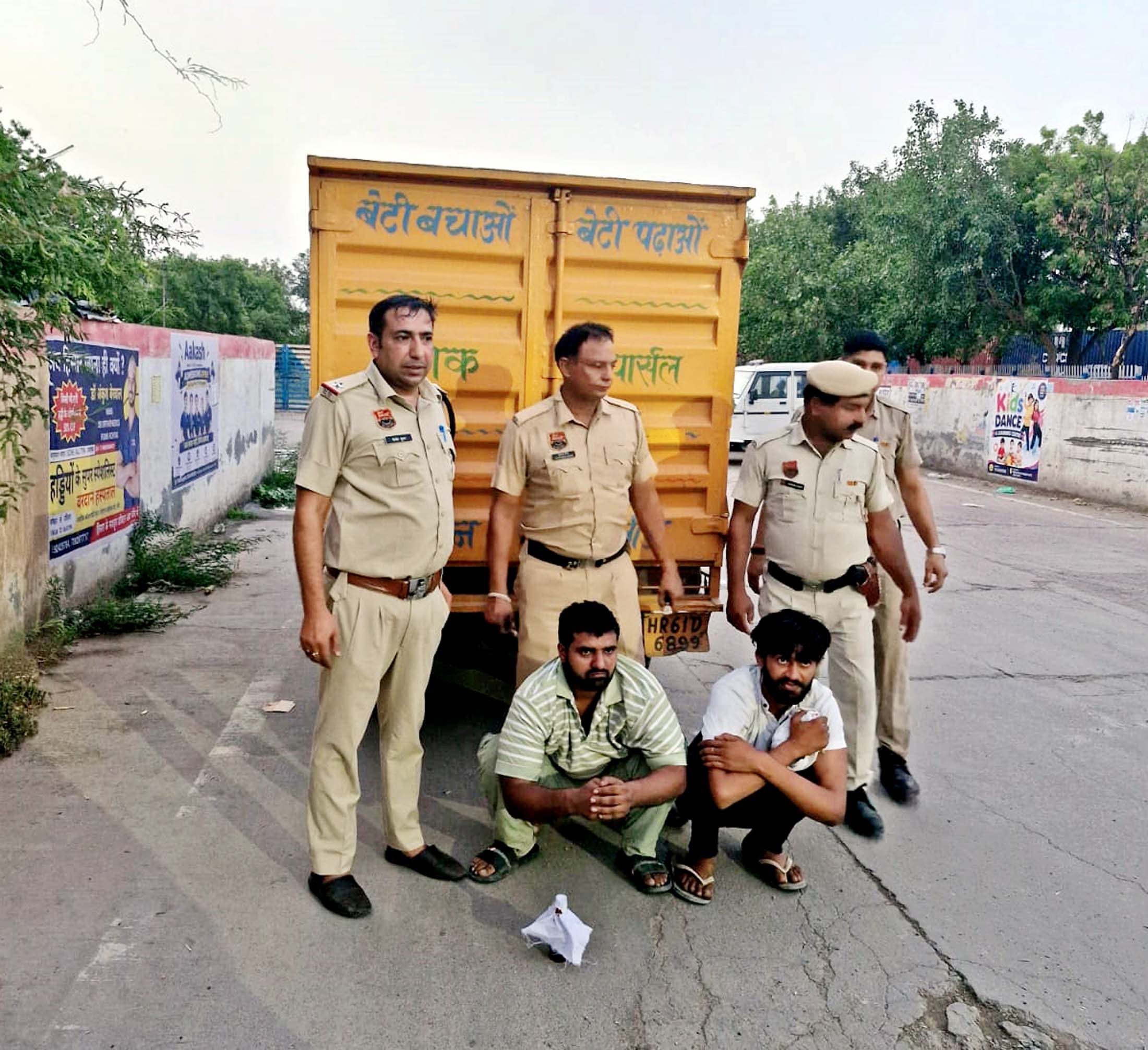 पुलिस गिरफ्त में आरोपित।