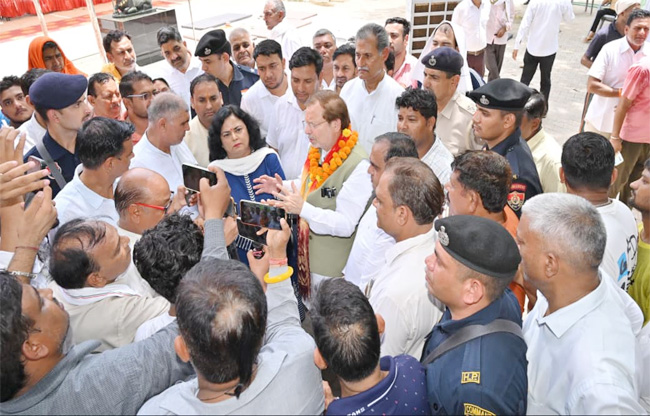 सोनीपत: लोगों के बीच विचार मंथन करते हुए  मंत्री डा. अरविंद शर्मा