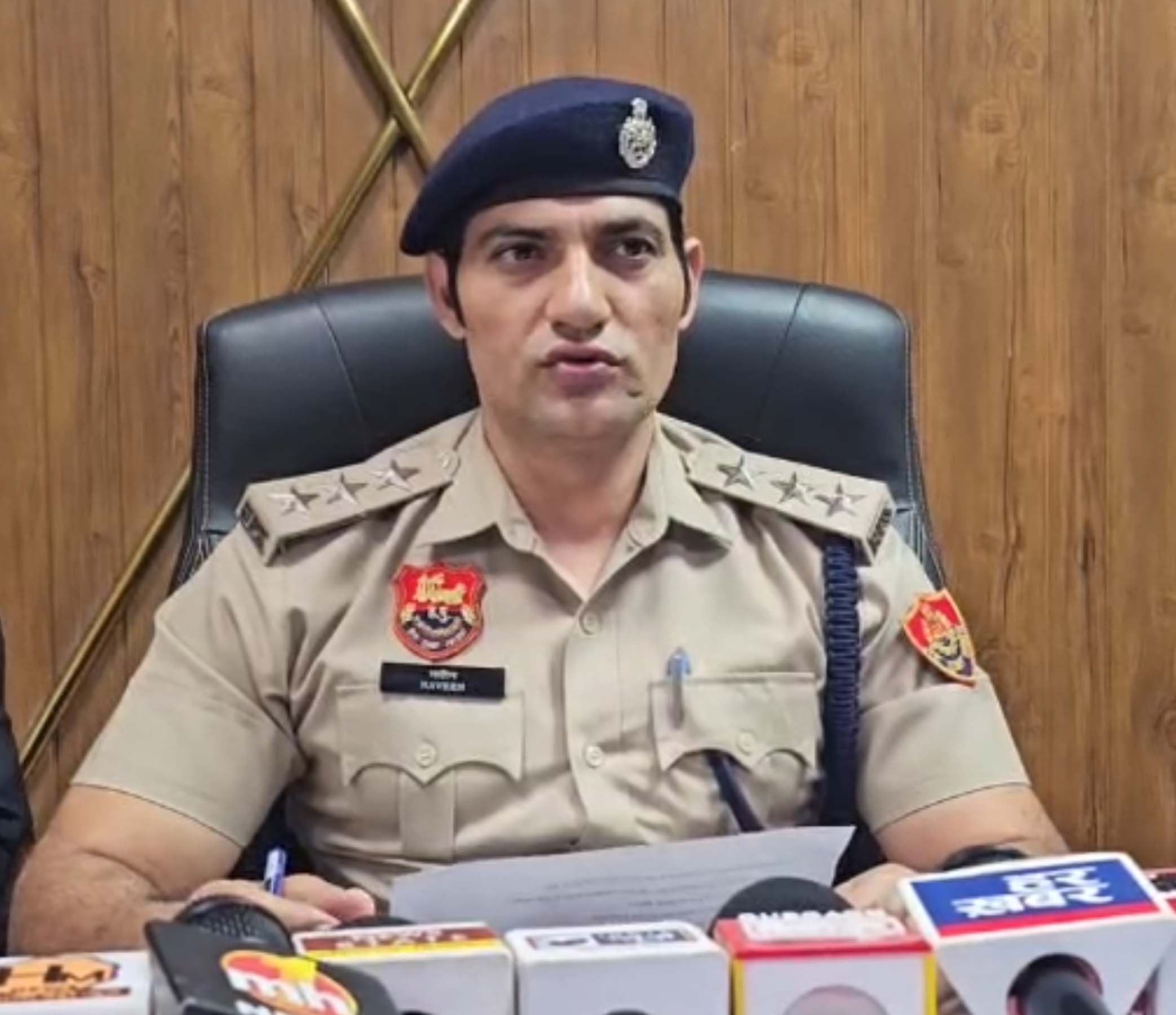 गुरुग्राम के सेक्टर-23 में रिटायर्ड कर्नल के घर लूटकांड के आरोपियों की गिरफ्तारी की जानकारी देते पुलिस अधिकारी। गुरुग्राम के सेक्टर-23 में रिटायर्ड कर्नल के घर लूटकांड के आरोपियों की गिरफ्तारी की जानकारी देते पुलिस अधिकारी।