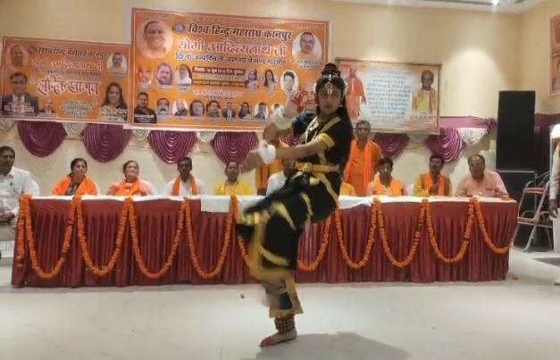 कार्यक्रम के दौरान नृत्य प्रस्तुत करती छात्रा कार्यक्रम के दौरान नृत्य प्रस्तुत करती छात्रा