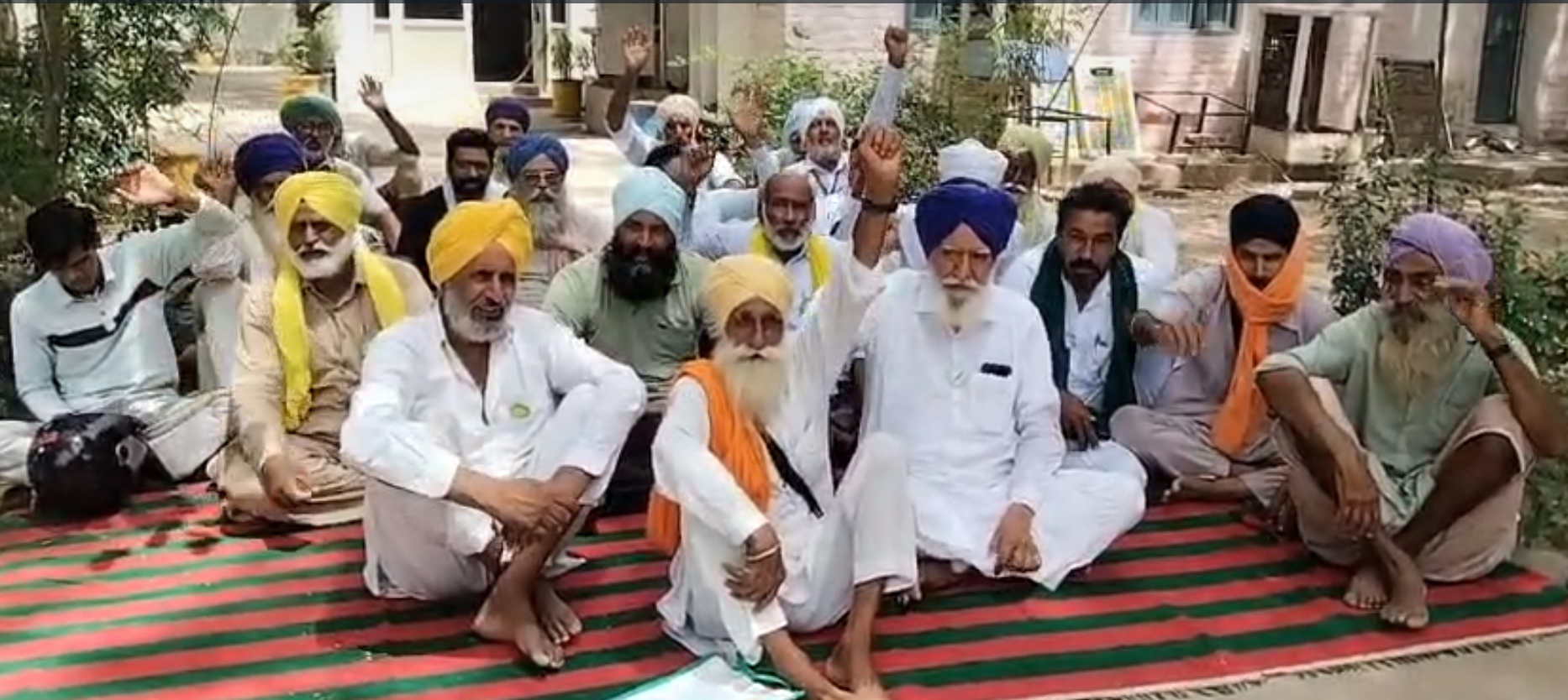 डबवाली बिजली निगम कार्यालय में धरना देते किसान।