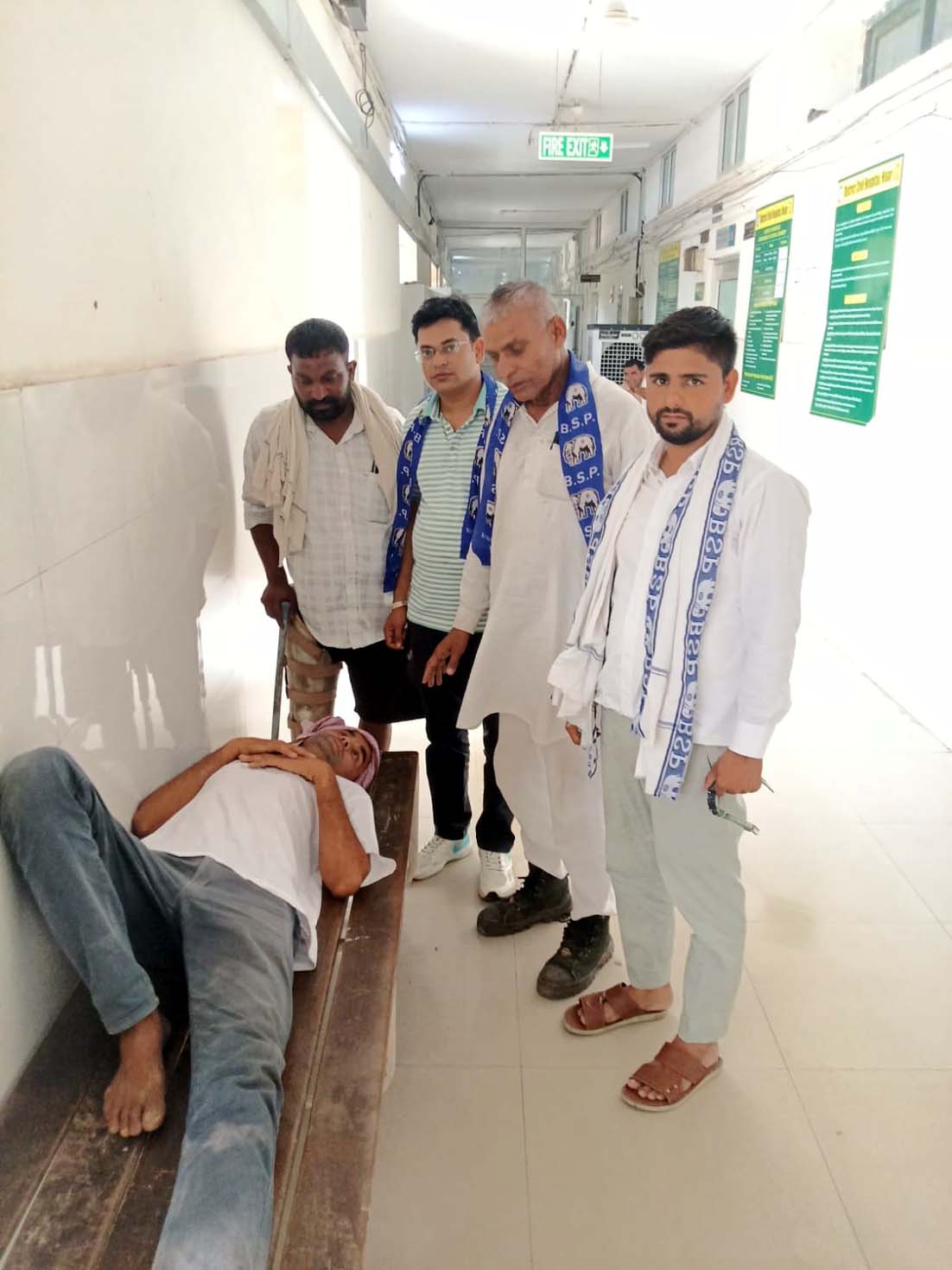पीड़ित से मिलते बसपा का प्रतिनिधिमंडल।