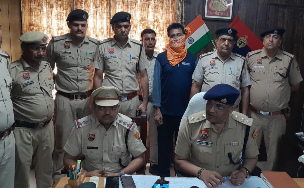 मामले की जानकारी देते डीएसपी।