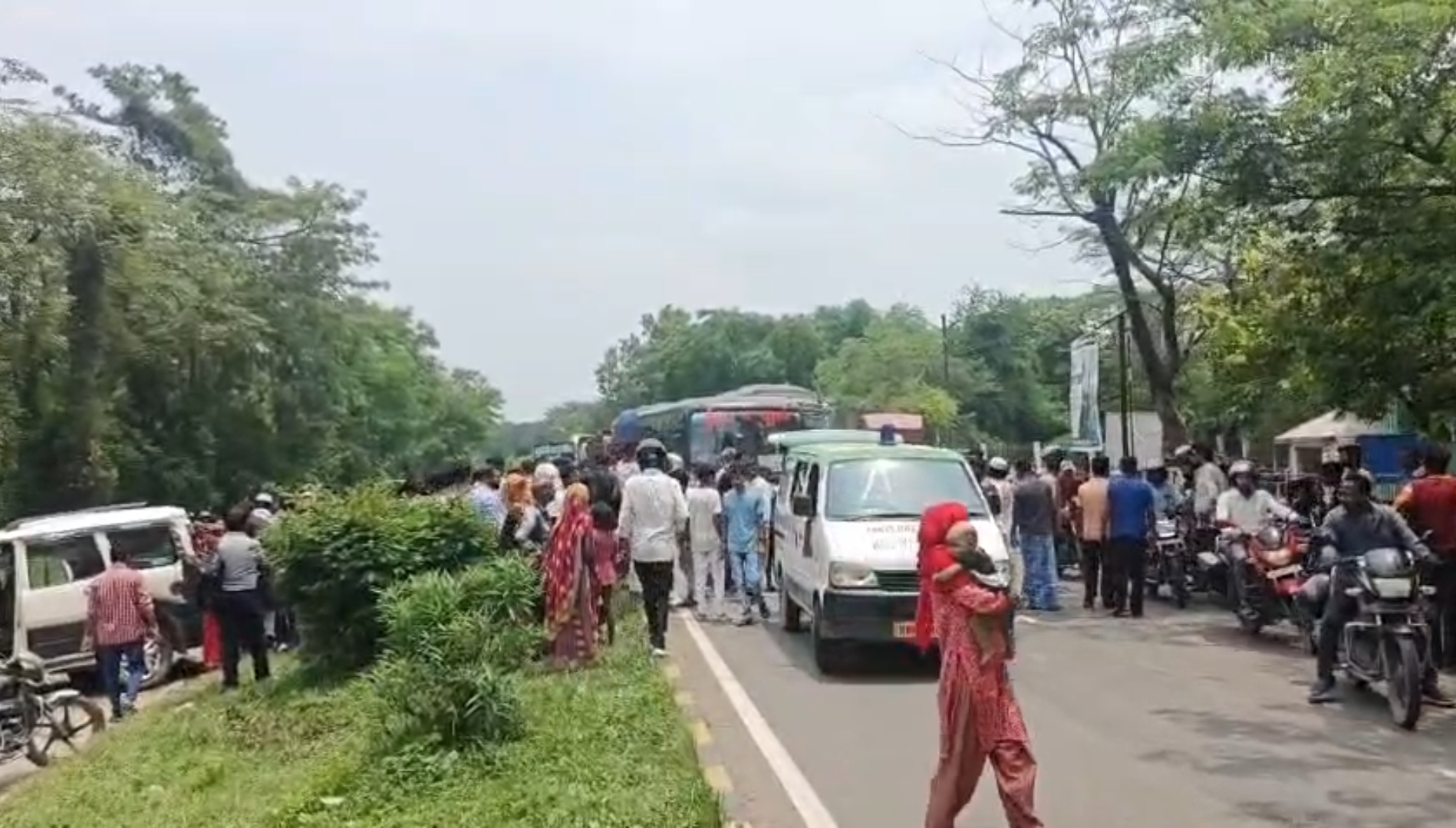 अररिया फोटो:जमा भीड़